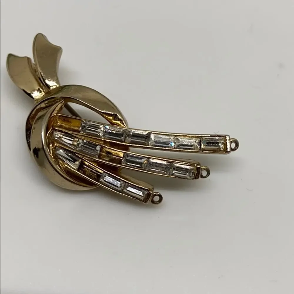 Vintage Coro costume jewelry brooch
